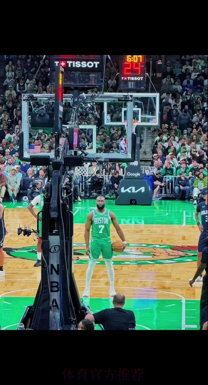 杰伦-布朗上半场16中6,三分5中1得到19分6篮板1助攻 杰伦-布朗上半场16中6,三分5中1得到19分6篮板1助攻